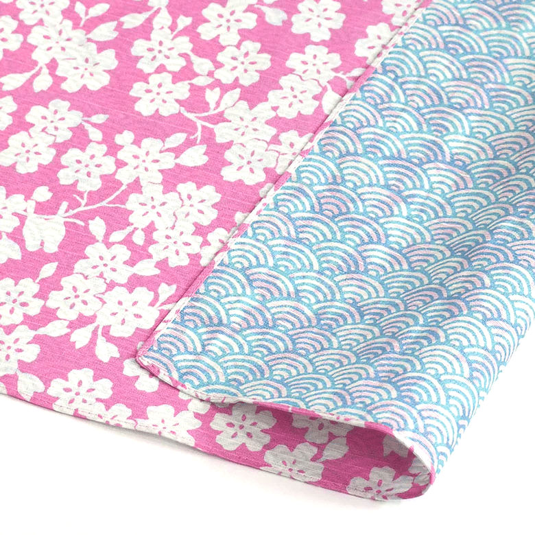 Vendbart japansk Furoshiki rebklæde med Cherry Blossom og Wave design.