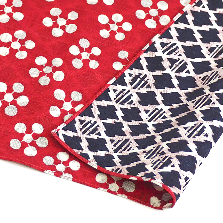 Vendbart japansk Furoshiki rebklæde med Japanese Apricot og Pine & Bamboo-design.