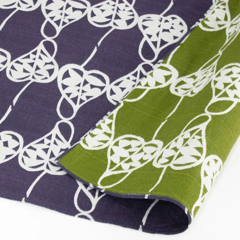 Vendbart japansk Furoshiki rebklæde fra Isa Monyo-serien med Heart Vine-design.